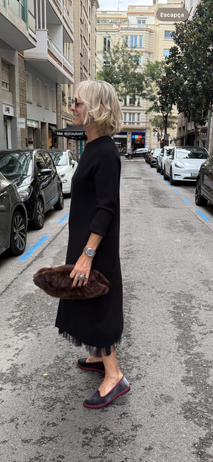 Conjunto con Encantador Vestido Fino con Caída Elegante y Jersey Largo