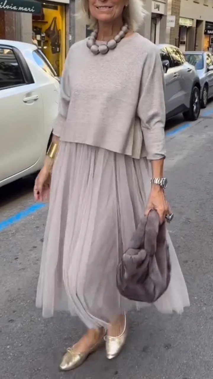 Conjunto con Encantador Vestido Fino de Caída Elegante y Jersey Artesanal