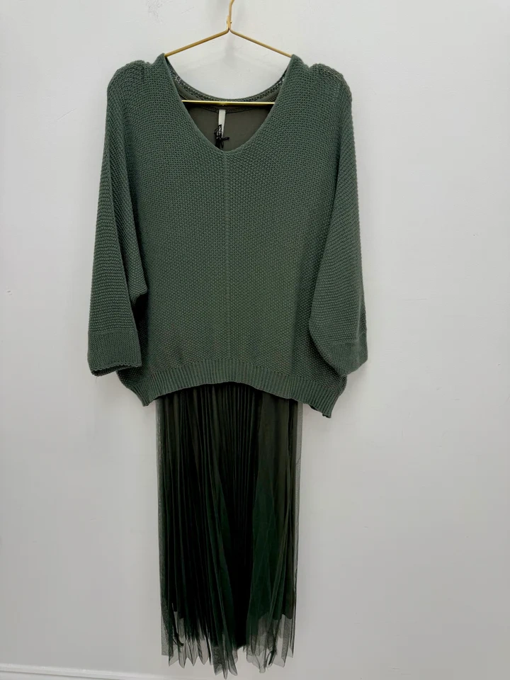 Conjunto con Vestido de Tul Fino de Caída Elegante y Jersey de Punto Sofisticado