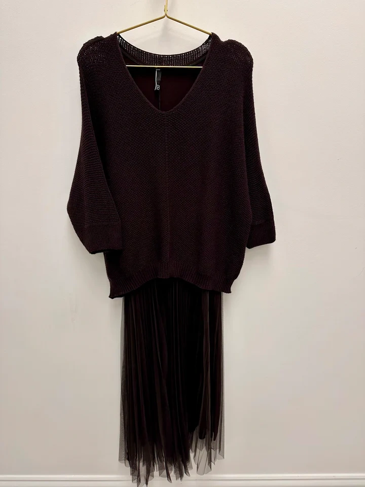 Conjunto con Vestido de Tul Fino de Caída Elegante y Jersey de Punto Sofisticado