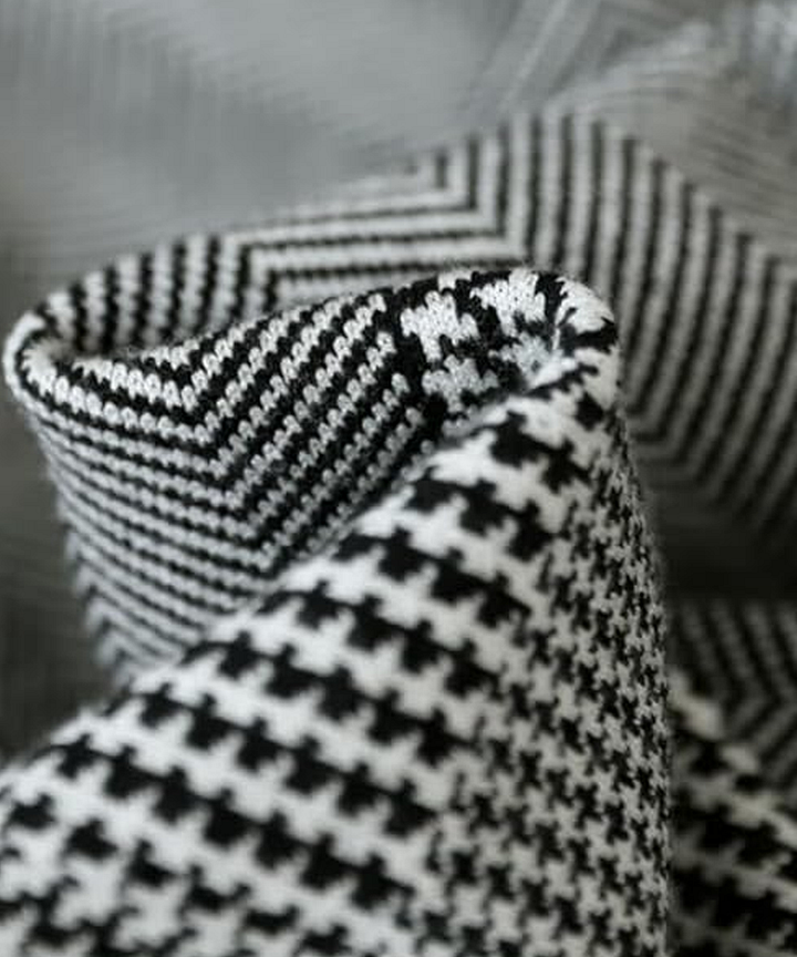 Vestido Largo de Punto Italiano con Cuello Alto y Diseño Patchwork