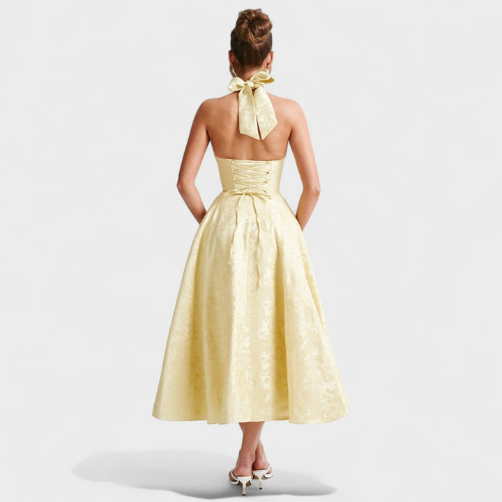 Effie – Vestido Midi Texturizado con Escote Halter que resalta tu feminidad