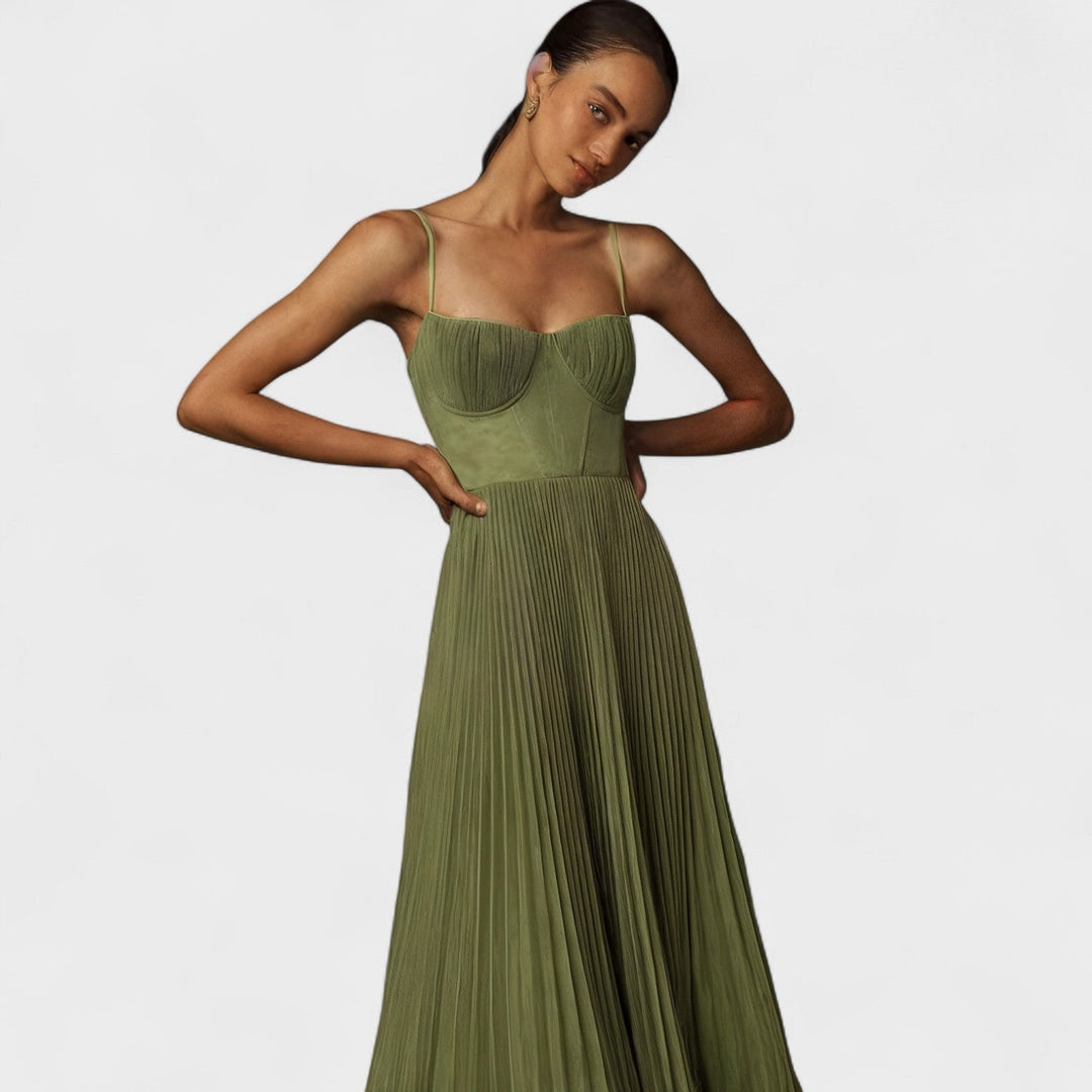 Élodie – El vestido plisado que conquista con elegancia