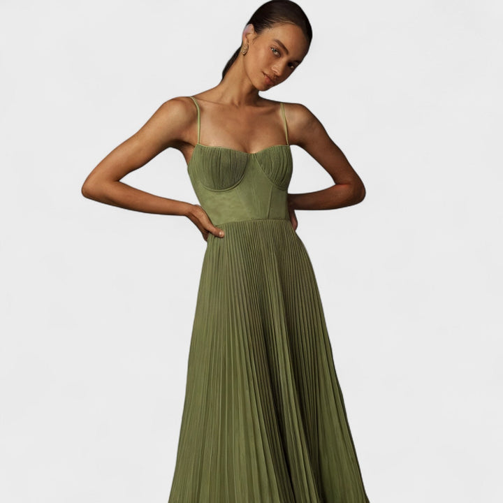 Élodie – El vestido plisado que conquista con elegancia