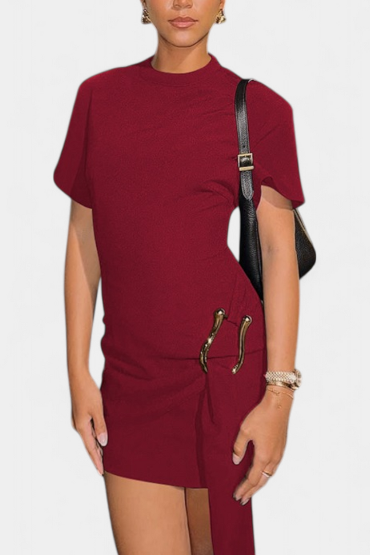 Coraline – Vestido Mini con Cintura Drapeada y Hebilla Dorada que realza tu estilo sofisticado