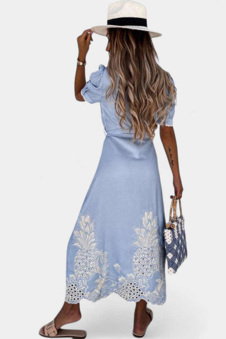 Nerea – Vestido camisero bordado que realza tu frescura femenina