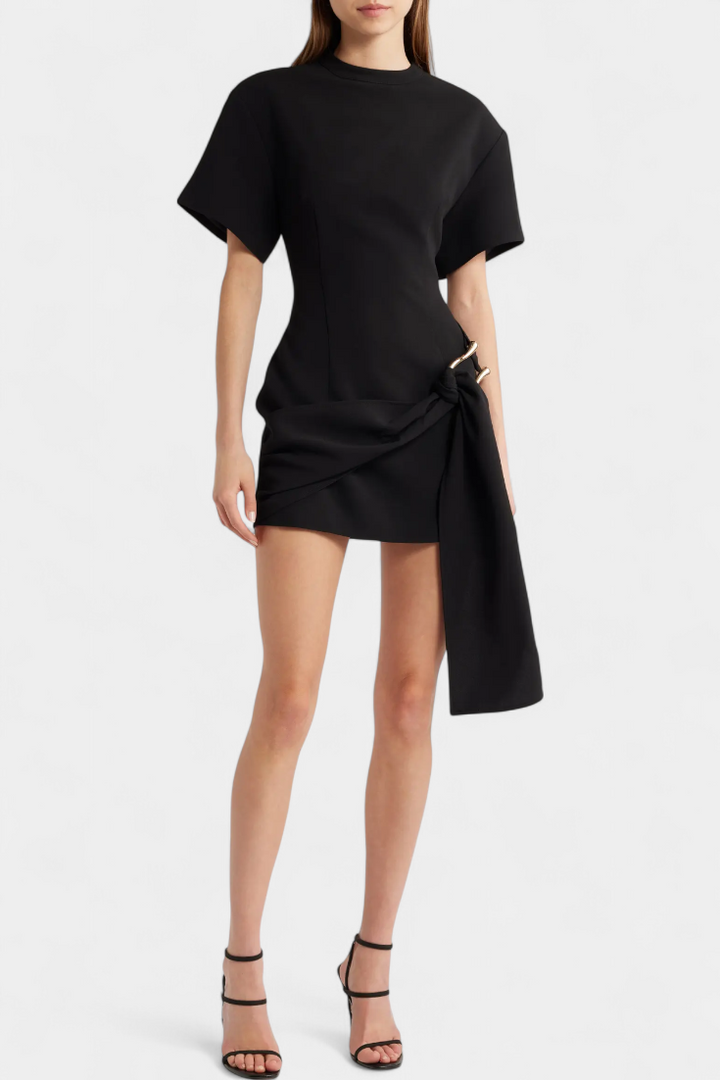 Coraline – Vestido Mini con Cintura Drapeada y Hebilla Dorada que realza tu estilo sofisticado