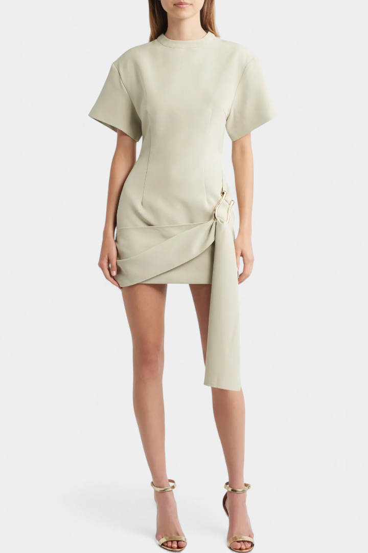 Coraline – Vestido Mini con Cintura Drapeada y Hebilla Dorada que realza tu estilo sofisticado