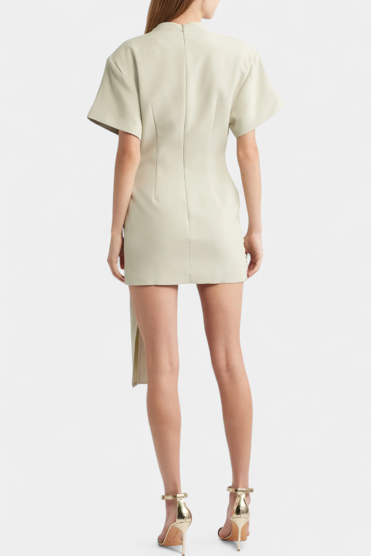 Coraline – Vestido Mini con Cintura Drapeada y Hebilla Dorada que realza tu estilo sofisticado