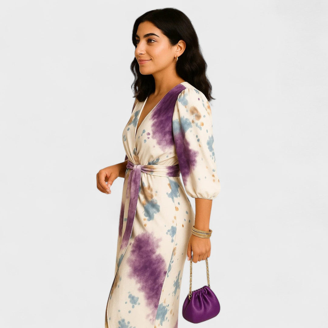 Larissa – Vestido cruzado con estampado artístico que transforma lo cotidiano en elegante