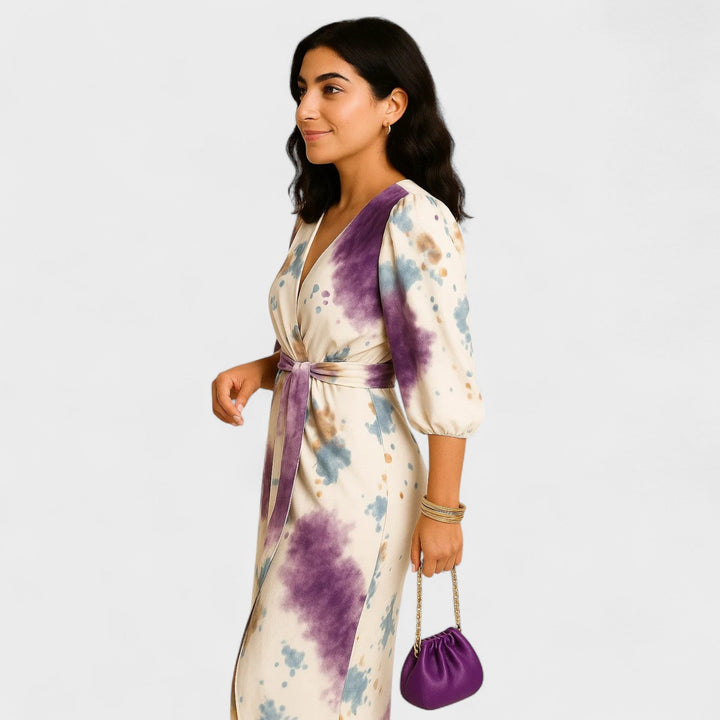 Larissa – Vestido cruzado con estampado artístico que transforma lo cotidiano en elegante