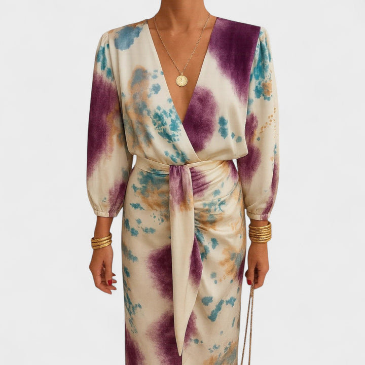 Larissa – Vestido cruzado con estampado artístico que transforma lo cotidiano en elegante